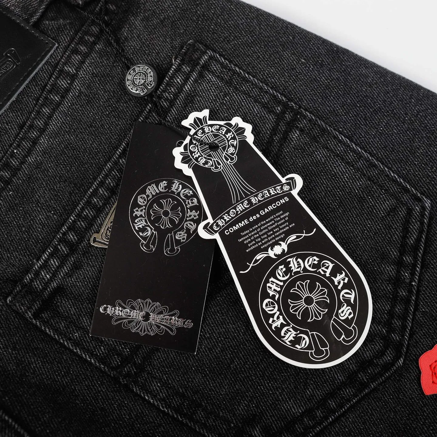 KE956 P240 The only correct leather label version on the market Chrome Hearts CH Red and black leather washed jeans Top ceiling quality 100% correct version The correct version is here!  Believe me this must be the best quality you will ever come across! ! Excellent value for money! !  Styles with different washes and textures are very friendly to people with thin legs and thick legs. The straight version is very flattering to the shape of the legs. The moderate length is timeless and easy to match. It is the basis of various styles and a must-have in the wardrobe! ! Add a little stacking to make the atmosphere easy to control. The fabric is stiff but the upper body is soft without losing texture. The sides and cuffs of some styles have a bone-wash effect. It’s really hard not to love it!  ✅Correctly customize the Croxin metal leather label on the back panel. It is definitely not sold directly with the cross on the finished jeans. 1:1 copying strives for excellence and the details are perfectly grasped. ✅The cross leather label is clear and smooth. Exquisite turning top craftsmanship. ✅Buttons, zippers and hardware are all customized versions of the Croxin LOGO. ✅High-cost washing process. Size: 28 30 32 34 36
